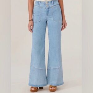 Democracy Absolution High Rise Porkchop Pocket Angled
Hem Wide Leg Jeans Size 14